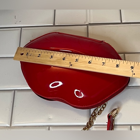 Red Lip-Shaped Women's Bag - Picture 5 of 5